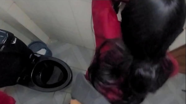 Colegiala Cachonda Se Folla A Su Compañero De Clase A Escondidas En El Baño Del Instituto Mientras Un Cabrón Lo Graba Todo