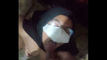 Gadis Indonesia Beraksi Di Kamar Mandi, Meneguk Cairan Panas Dalam Adegan Liar