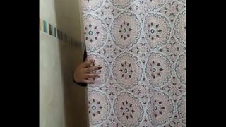 Desnuda En El Baño, Mi Piel Despierta Bajo Mis Dedos