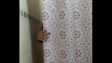 Desnuda En El Baño, Mi Piel Despierta Bajo Mis Dedos