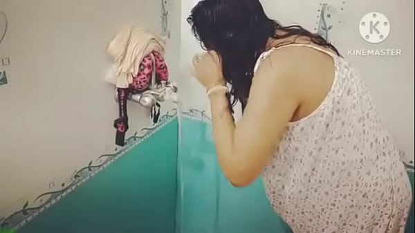 Desi Babe’s Steamy Bath Time