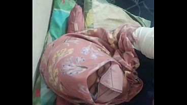 Tante Riani Menikmati Sensasi Panas Di Ranjang