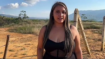 Rubia Voluptuosa Seduce A Un Rudo Campesino En Un Encuentro Campestre