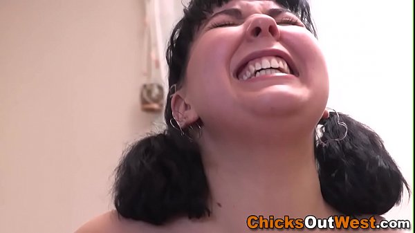Buxom Aussie Babe With Curves That Won’t Quit