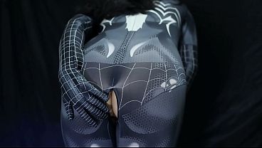 Seksi Cosplayer Bergaya Spiderman Beradegan Mesra Dengan Tukang Becak