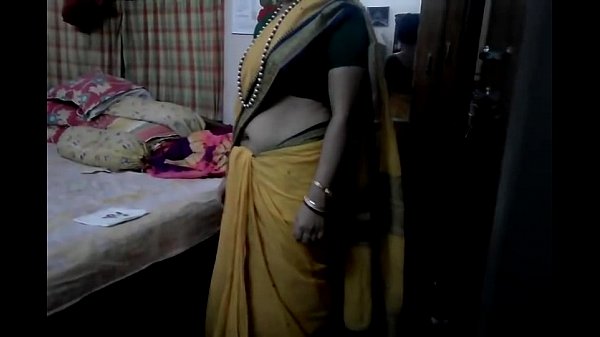 Sultry Desi Aunty’s Saree Navel Tease With Sensual Whispers
