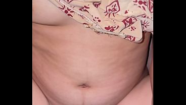 Ibu Temanku Yang Janda Menggodaku Di Kamarnya
