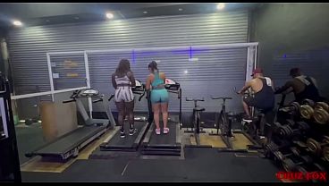 Duas Beldades Suando Com Intensidade Na Academia