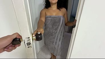 Latina Llega Al Masaje, El Masajista La Calienta Tanto Que Terminan Follando Como Bestias