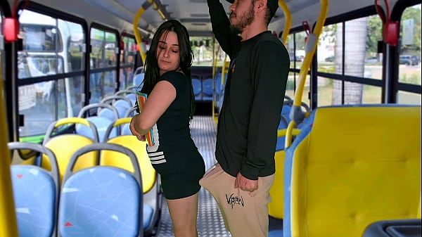 Estudante Apertadinha Sendo Esfregada No Busão Lotado, Tesão No Meio Da Galera