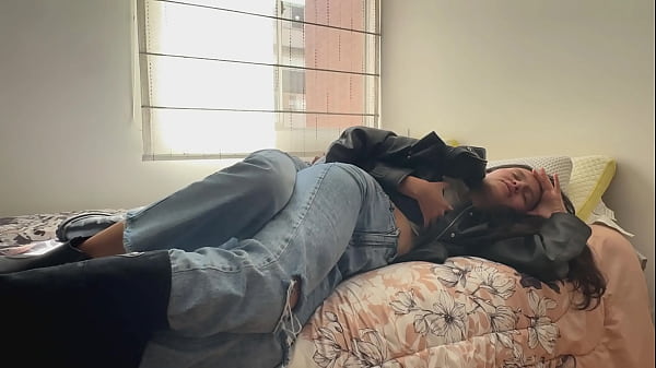 Dos Lesbianas Zorras Se Follan Salvajemente Enfundadas En Chaquetas Y Botas De Cuero.