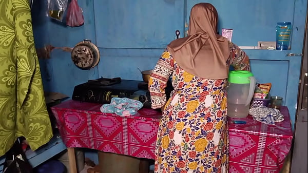 Ngentot Istri Teman Ku Yang Lagi Sibuk Masak Sambil Nungguin Bumbu Matang.