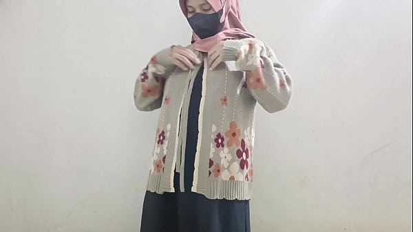 Gadis Berhijab Main Timun Buat Puaskan Nafsu Sendiri