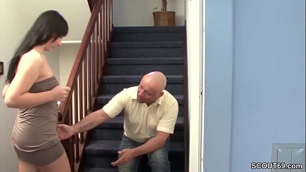 Stiefvater Nimmt Seine Geile Kleine Tochter Im Hausflur Von Hinten