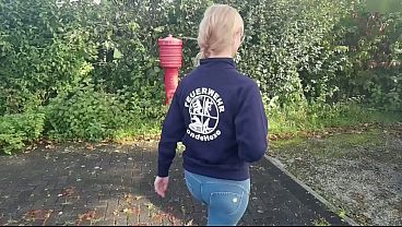 Blonde Hexe Lässt Sich Beim Feuerwehr-praktikum öffentlich Vollspritzen – Extra Ladung Sahne Drin