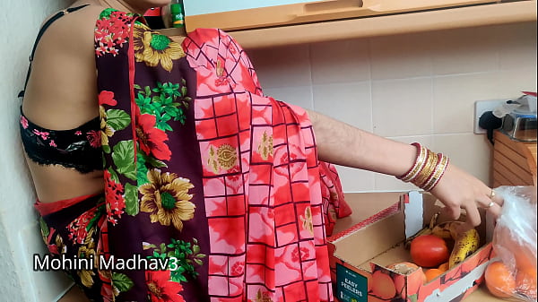 देसी फल विक्रेता रांड ने भाव तय करने के लिए ग्राहक से जोरदार चुदाई की