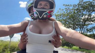 Mi Madrastra Me Recoge Del Cole Sin Sostén Y Con Las Tetas Al Aire