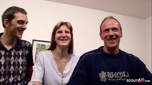 Geiler Cuckold-ehemann Beim Versauten Dreier Mit Seiner Dummen Freundin Und Einem Wildfremden Kerl