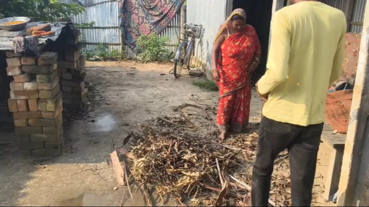 Pados Ki Bhabhi Lakadi Sukha Rahi Thi Jakar Chudai Ki Outdoor