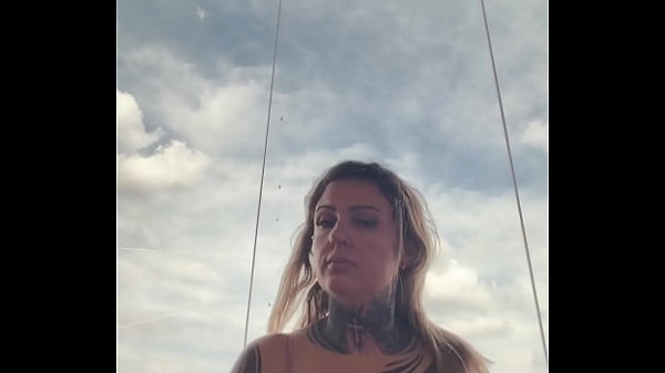 Mulher Tatuada Quase Expulsa Da Academia Por Usar Top Transparente Que Deixava Os Bicos Duros à Mostra, Ela Admitiu Que Estava Excitada E Cheia De Tesão Na Hora
