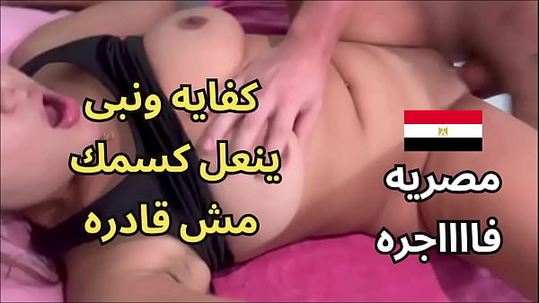 سكس عربي نار واقفة على البلكونة، بتحك كسي في السور وانا هاجة، جوز جارتي شافني ونزل ناكني وانا موحوشة مش قادرة