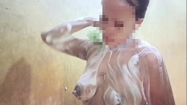 Lihatin Aku Mandi Ya Sayang, Biar Kamu Makin Penasaran Sama Tubuh Basah Ini.