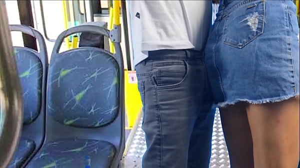 Jovem Gostosa Apertada E Macetada No Busão Na Frente De Todo Mundo