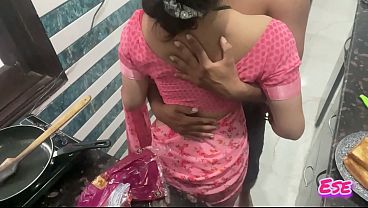 Desi Bhabhi Ki Chudai Jab Wo Kitchen Mein Khaana Bana Rahi Thi, Paseene Se Bheegi, Chikni, Garam, Jab Uski Choli Khuli Aur Lund Ka Maza Liya.